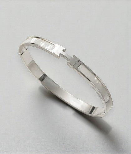 Stijve damesarmband met letter in verschillende kleuren