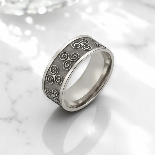Stalen ring met triskelions