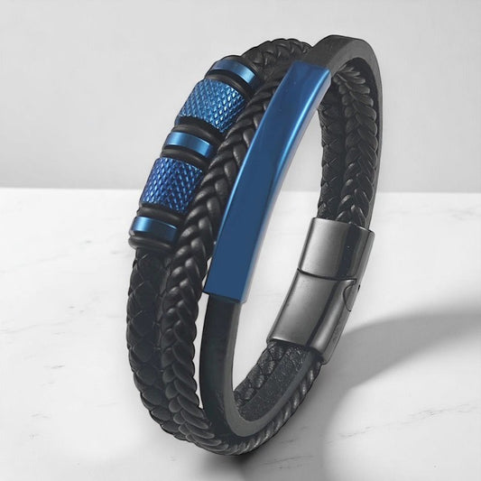 Multilayer armband met blauwe kralen en metalen plaatje
