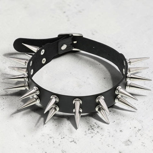Lederen choker met dubbele rij spikes