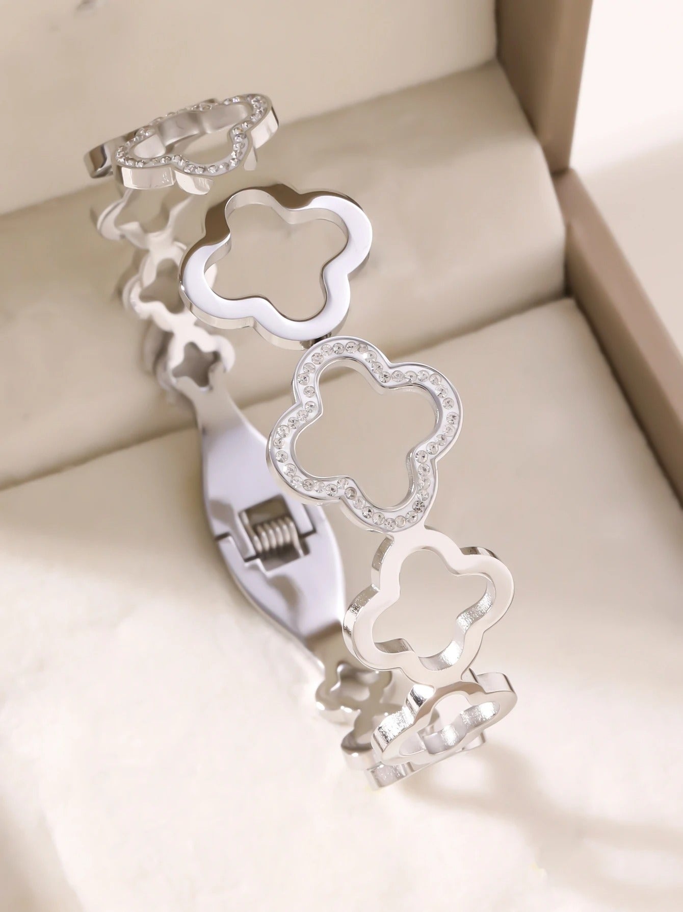 Stijve cliparmband met klavertjes