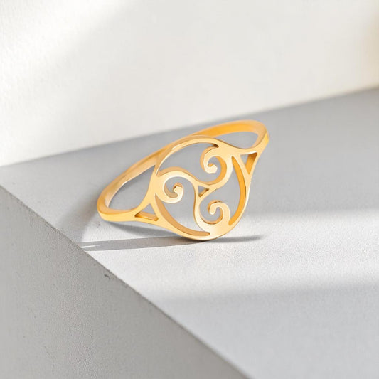 Fijne ring met Triskelion in cirkel