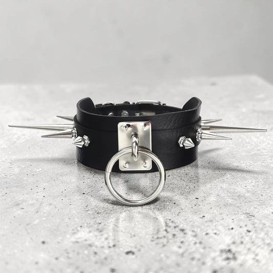Brede lederen choker met ring en kortere en hele lange spikes