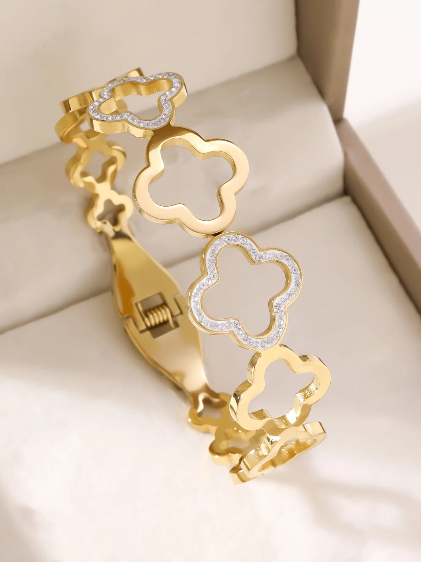 Stijve cliparmband met klavertjes