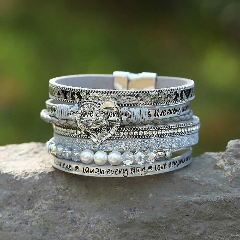 Bredere multilayer lederen armband met verschillende texturen, hartje en kralen