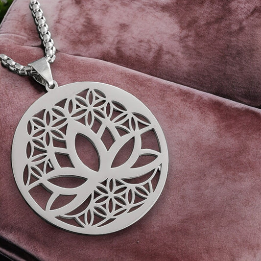 Halsketting met amulet met lotus en levensbloem