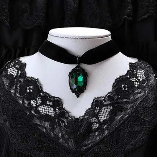 Zwarte Gothic lintchoker met amulet met groene steen