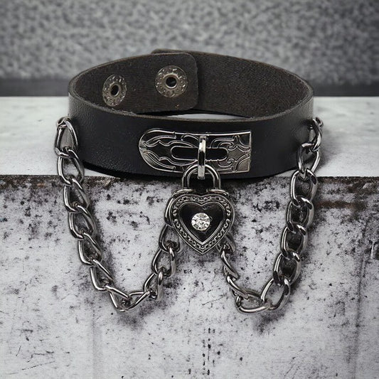 Lederen vrouwenarmband met kettingen en hartje met steentje