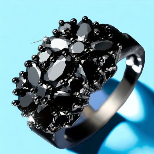 Brede zwarte ring met vele zwarte strassteenjtes