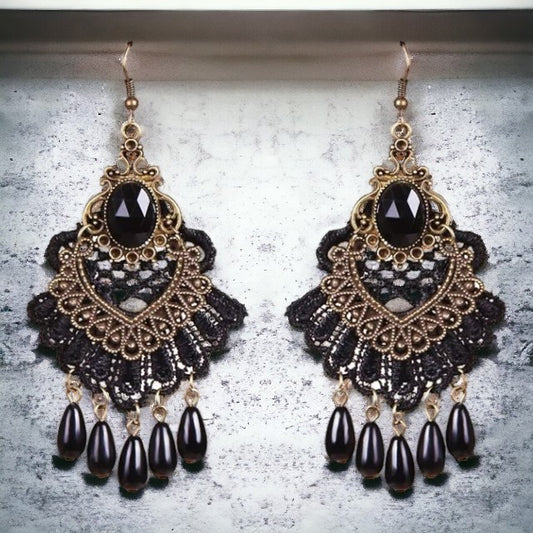 Grote oorbellen met amulet, parels en koperen versiering