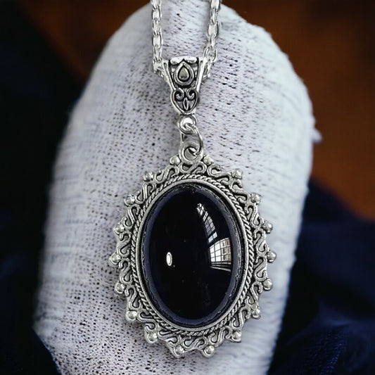 Gothic halsketting met amulet met zwarte steen