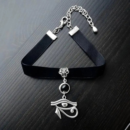 Fijne zwarte lint-choker met het Egyptische oog van Ra