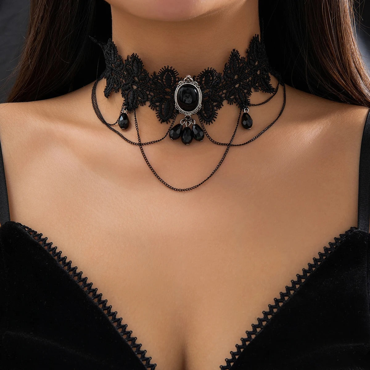 Gothic zwarte kanten choker met kettingen en grote parel in zilverkleurig amulet