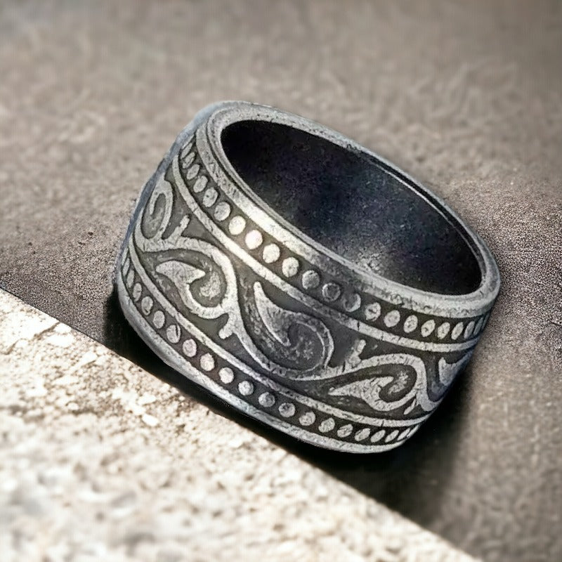 Brede Vikingring met Keltische vishaken.