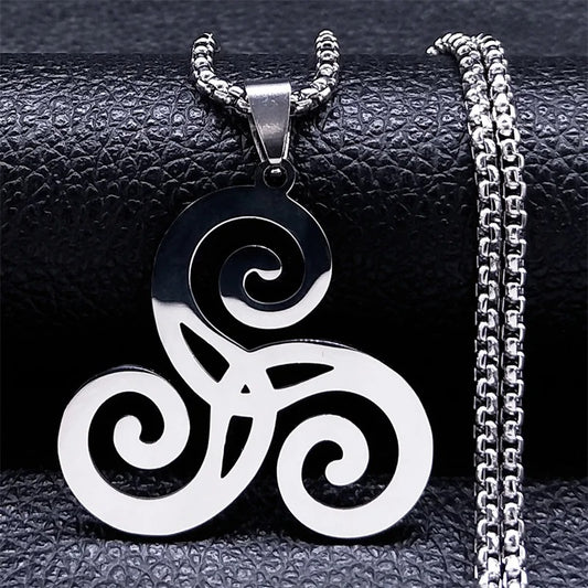 Halsketting met triskelion amulet