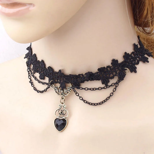 Fijne elegante choker met kettingen en hartamulet