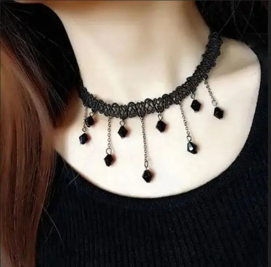 Zeer fijne elegante choker met afwisselend korte en lange kettingkjes