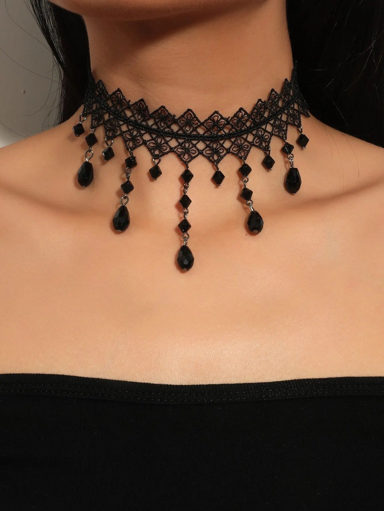 Zeer vrouwelijke choker met kant en hangende zwarte parels