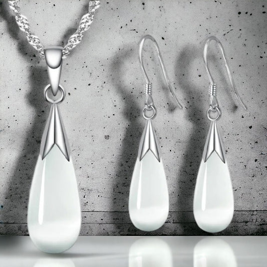 Setje van ketting en oorringen met druppels
