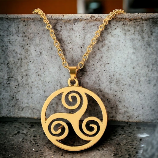 Fijne halsketting met Triskelion in cirkel
