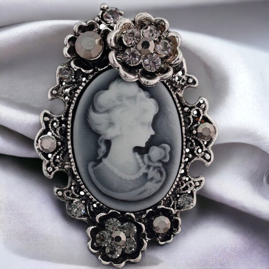 Victoriaanse broche met bloemen