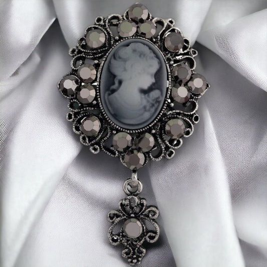 Victoriaanse broche met zwarte steentjes en hangertje