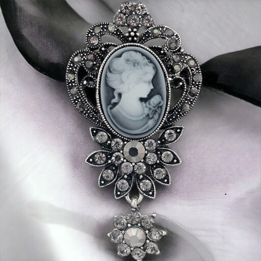Victoriaanse broche met sierlijke krullen en hangertje