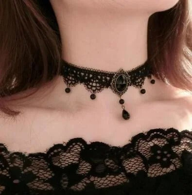 Gothic zwarte kanten choker met grote parel en hangertjes