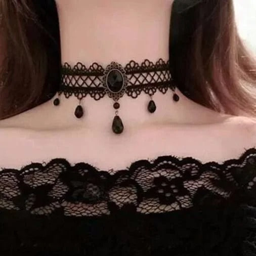 Symmetrische zwarte kanten Gothic choker met amulet en pareltjes