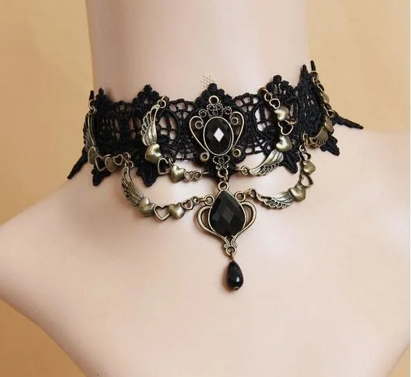 Gothic zwarte kanten choker met hartjes en vleugels