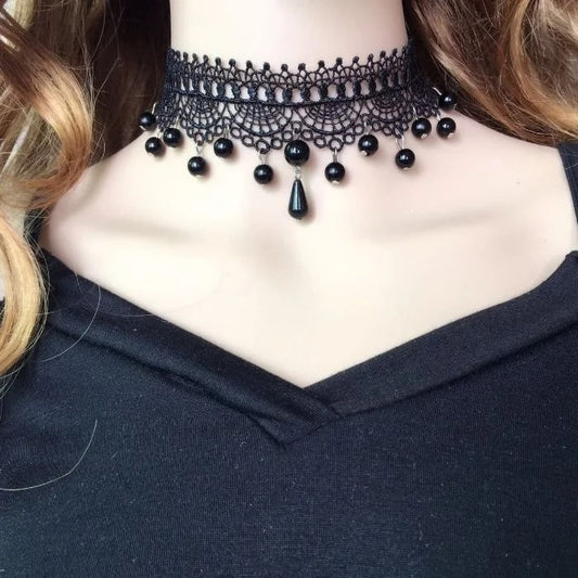 Zwarte kanten Gothic choker met grote lange parel als eyecatcher