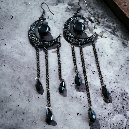 Lange Gothic oorbellen met zwarte maan met kettingkjes en parels