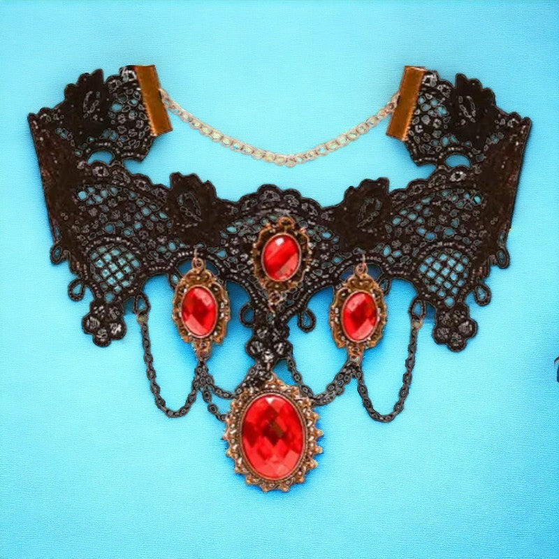 Zwarte kanten Gothic choker met 3 kleine en 1 grote amulet met rode steen