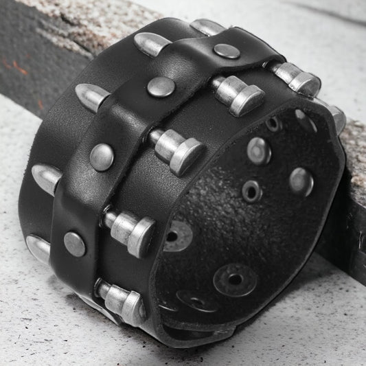 Lederen armband met kogels en klinknagels