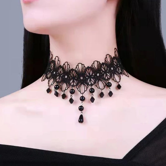 Zwarte kanten Gothic choker met ronde en langwerpige kralen