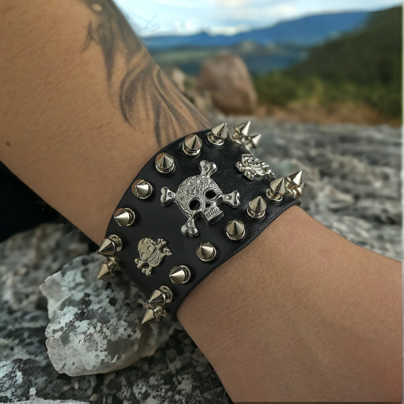 Lederen Gothic armband met skulls en spikes