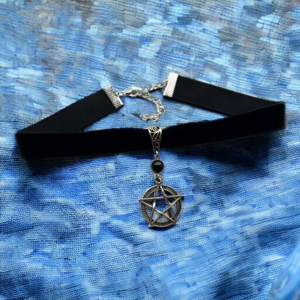 Gothic lint-choker met Pentagram