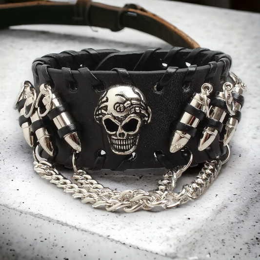 Lederen Gothic armband met Skull en 3 kogels aan weerszijden en kettingen