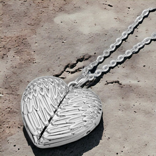 Halsketting met amulet in hartvorm met vleugeltjes om foto in te steken