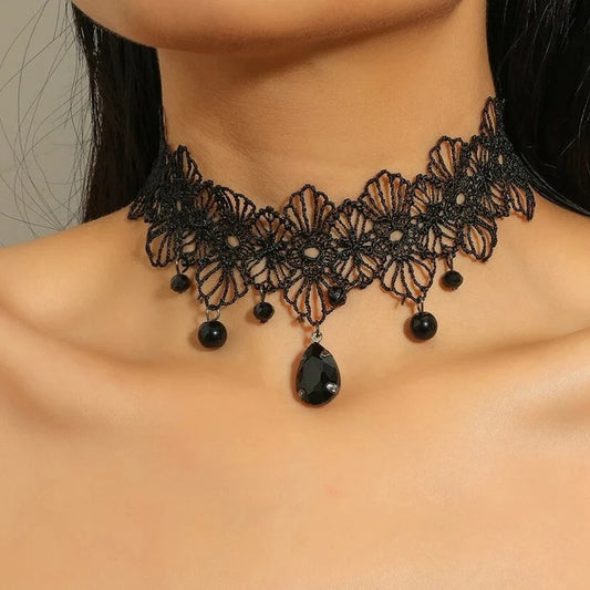 Zwarte kanten choker met grotere parel vooraan