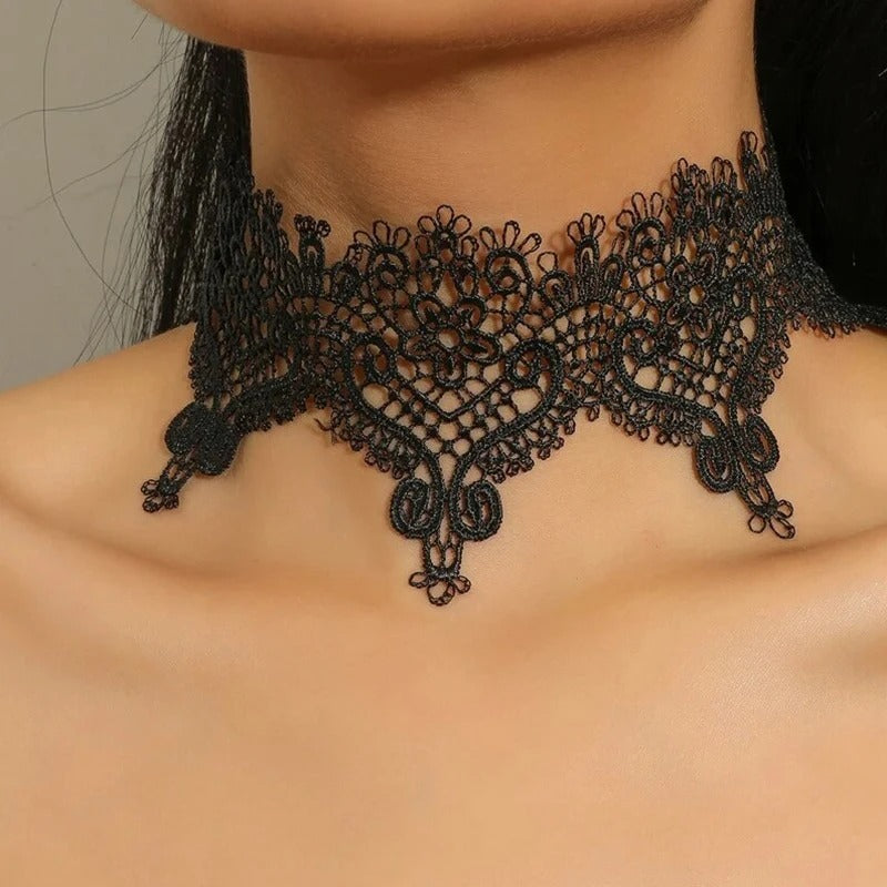 Hoge zwarte Gothic kanten choker met bloemen en hartvormpjes