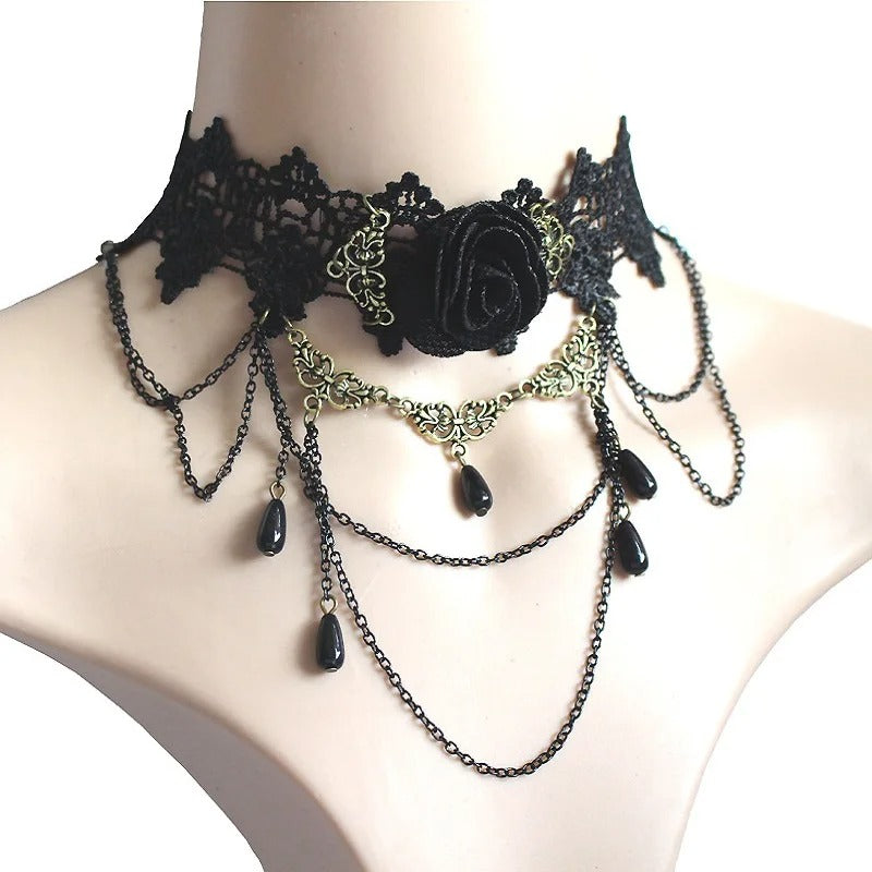 Zwarte kanten Gothic choker met zwarte roos, kettingkjes en koperen versiering